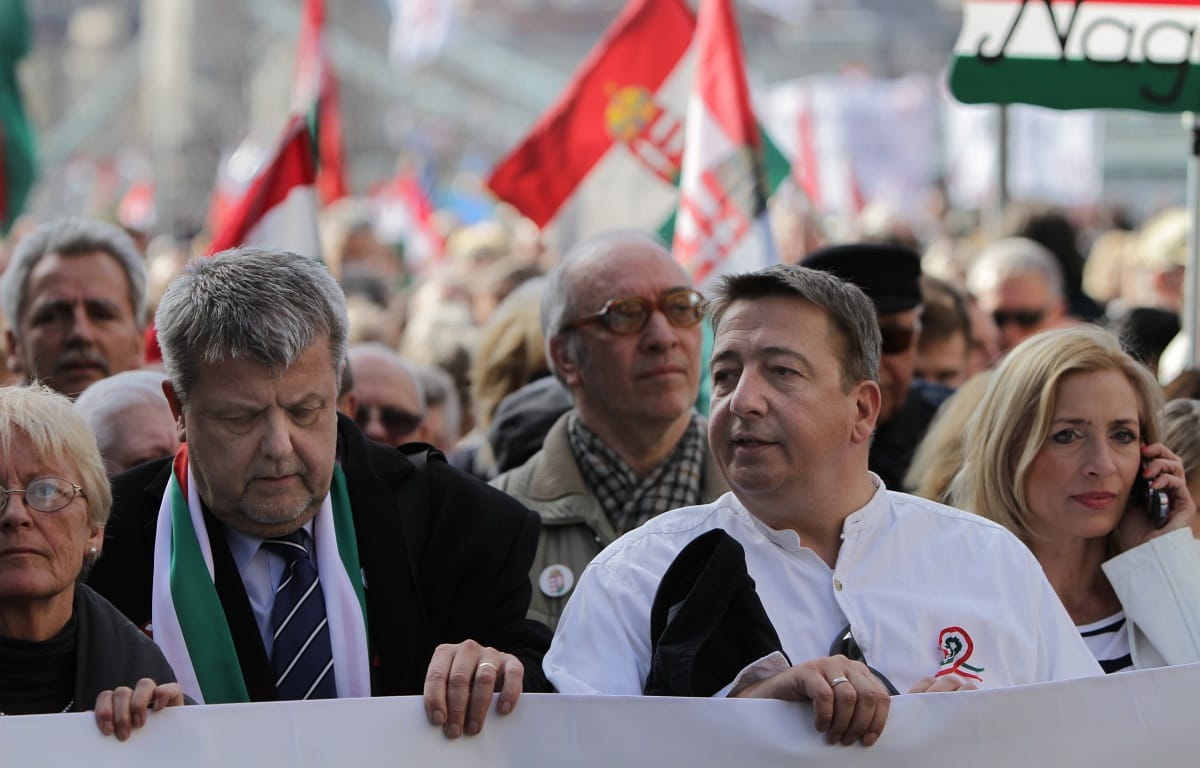 Üzentek a Budapestre látogató Merkelnek a békemenetesek