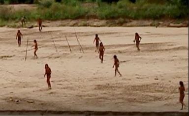 Előbújt egy amazonasi őslakos törzs, mert fakitermelők törtek be lakhelyükre - ritka felvételek rögzítették őket