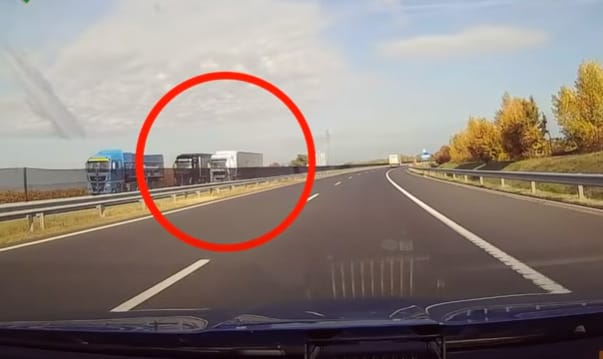 Videón, ahogy a rendőrök sorra buktatják le a szabálytalan kamionosokat az M7-esen