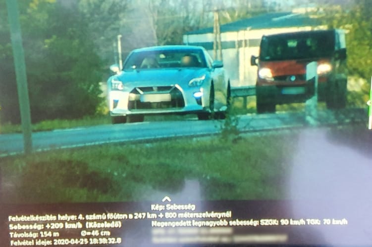 209-cel mértek be egy Nissan GT-R-t Téglásnál