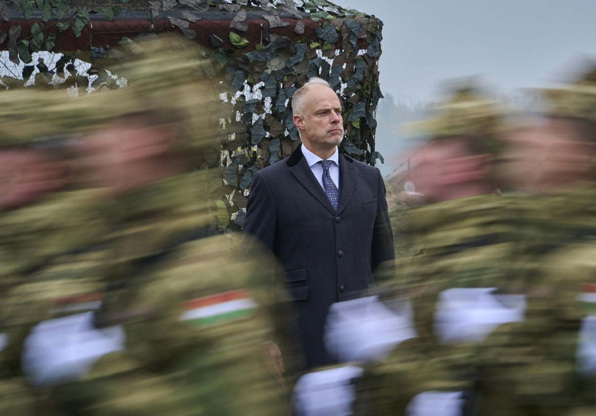 Kézigránát-baleset: A miniszter marad, az önkéntes harcászati program marad, ahogy a kínzó kérdések is