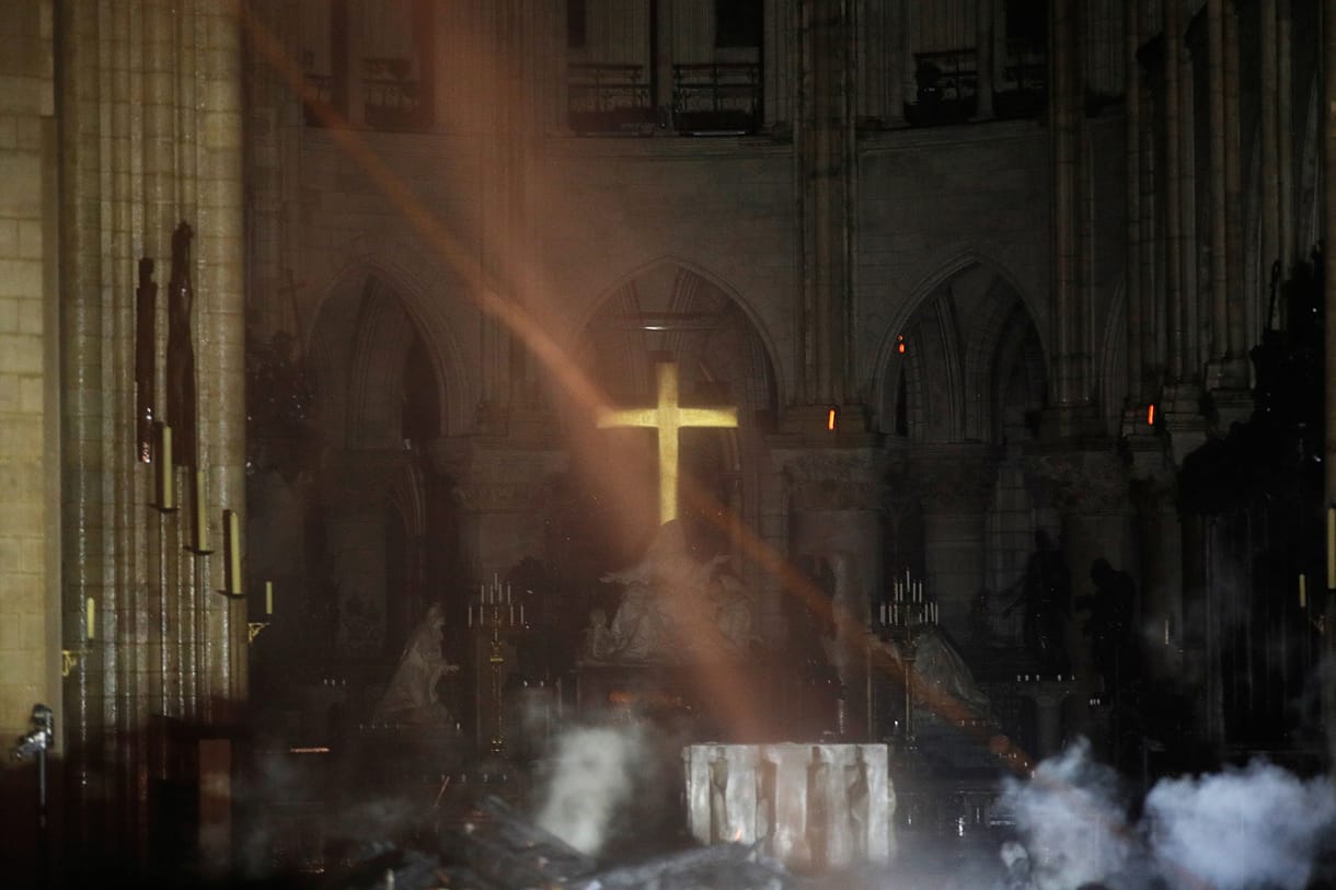 A párizsi tűzoltók is bejelentették: megfékezték a tüzet a Notre-Dame-nál