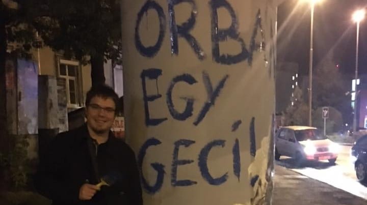 Simicska fia festette vissza a hirdetőoszlopokra, hogy Orbán egy geci