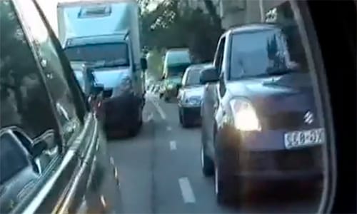 Videó: buszsávban hajtani nem szép, de néha muszáj