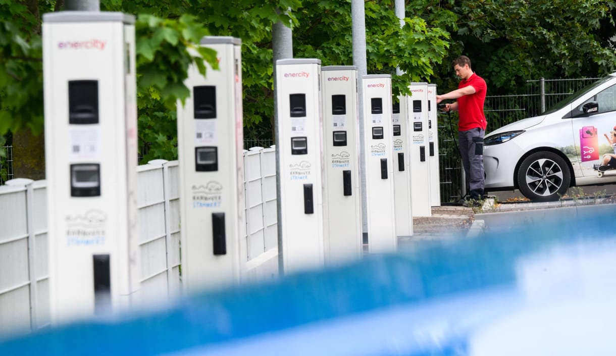 A rezsidrágulás bezavar az elektromos autók töltőinek telepítésébe 