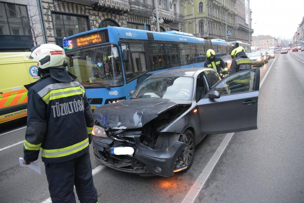 Négy autó ütközött össze a Rákóczi úton