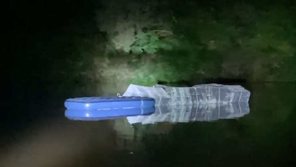 Videó: Épp ellenőrzést tartottak a Tiszánál a NAV-osok, amikor megjelent egy gumimatrac a folyón, tele cigivel
