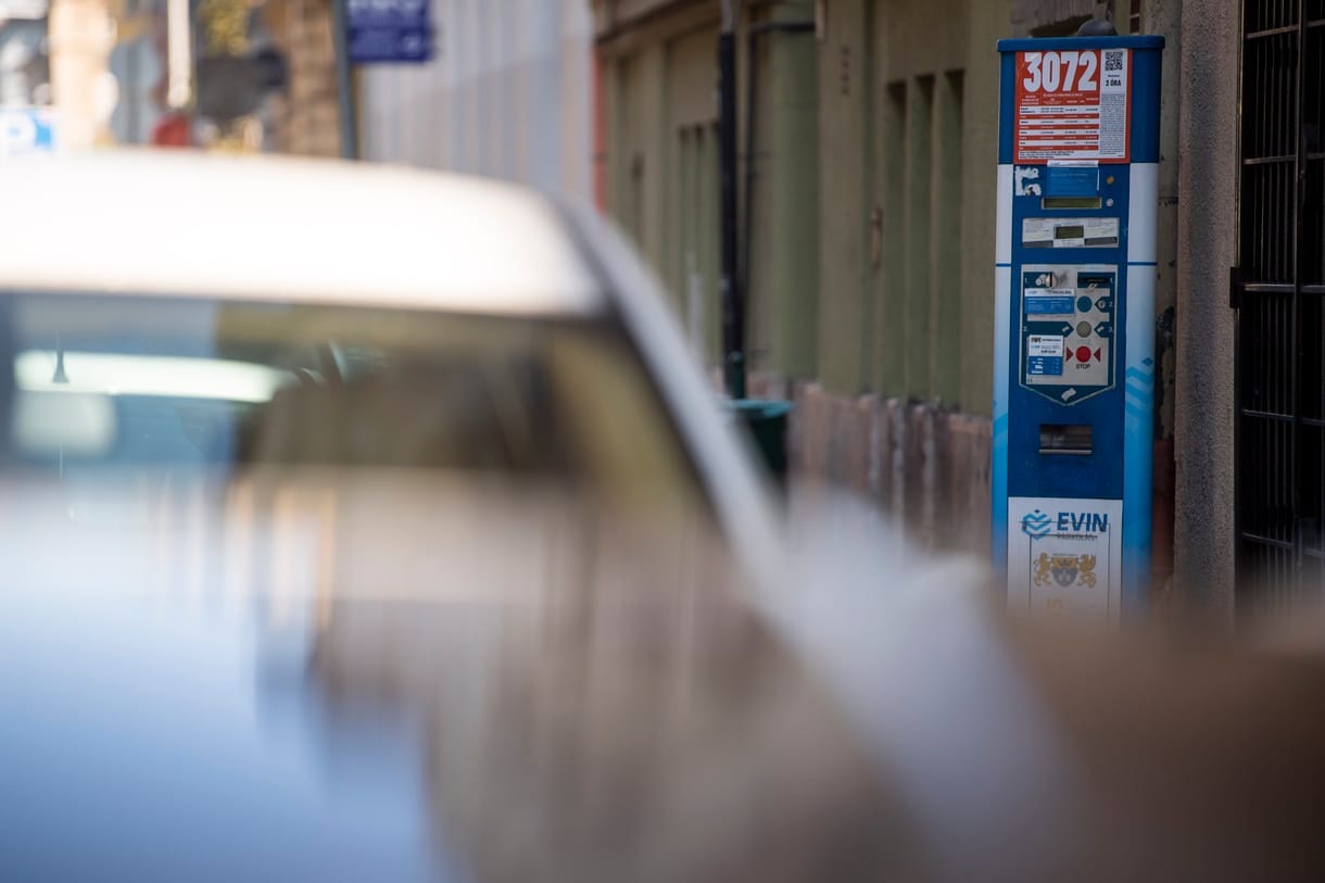 Erzsébetvárosban is kevesebb parkolóhely lesz a kintről jövőknek – a helyiek viszont jól járnak