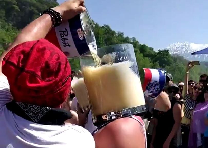 Egy nap alatt hatmillióan nézték meg a fuldoklós sörivóverseny videóját