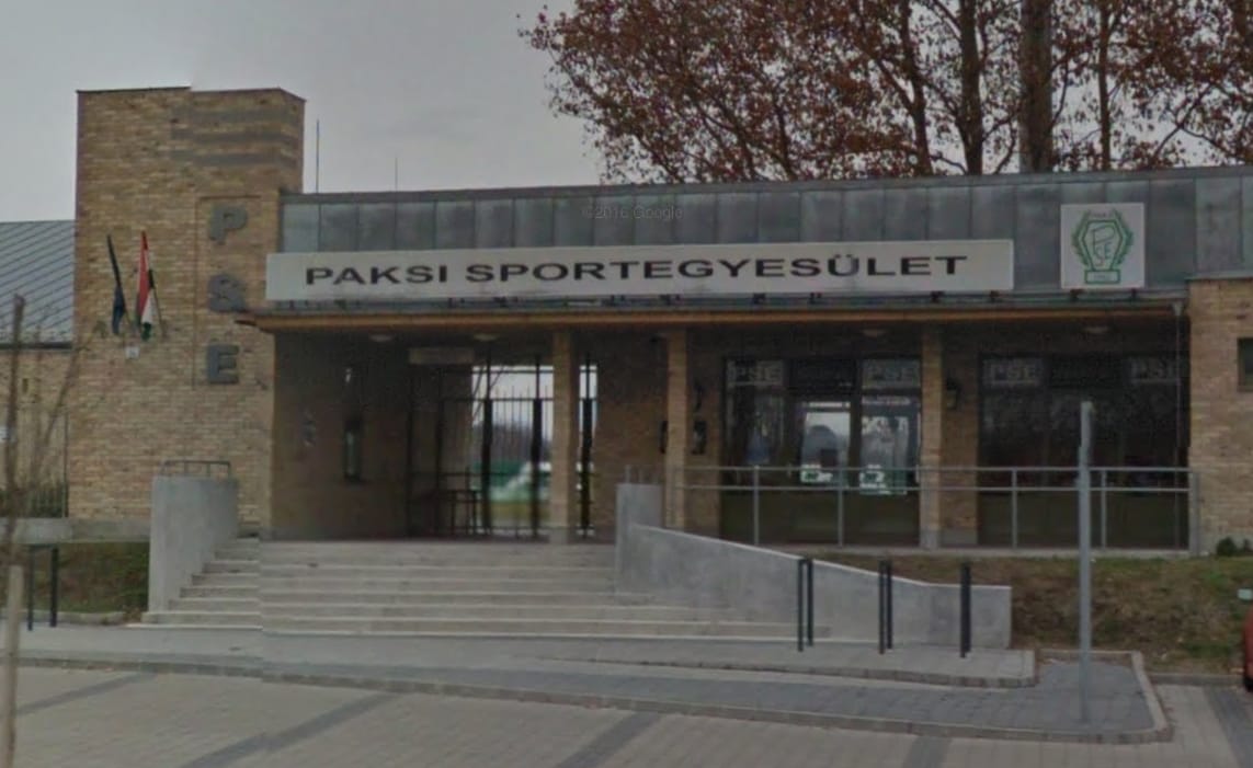 A szurkolókkal lapátoltatnák el a havat a focipályáról Pakson