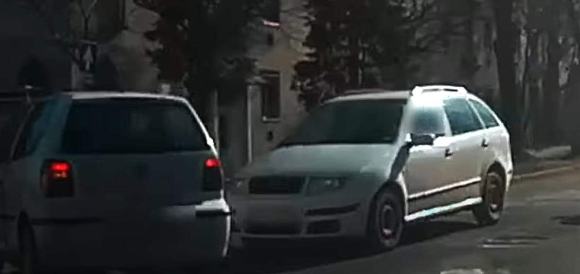 Tanulságos videó egy balesetről: az egyik sávban elengedték, a másikban telibe találták