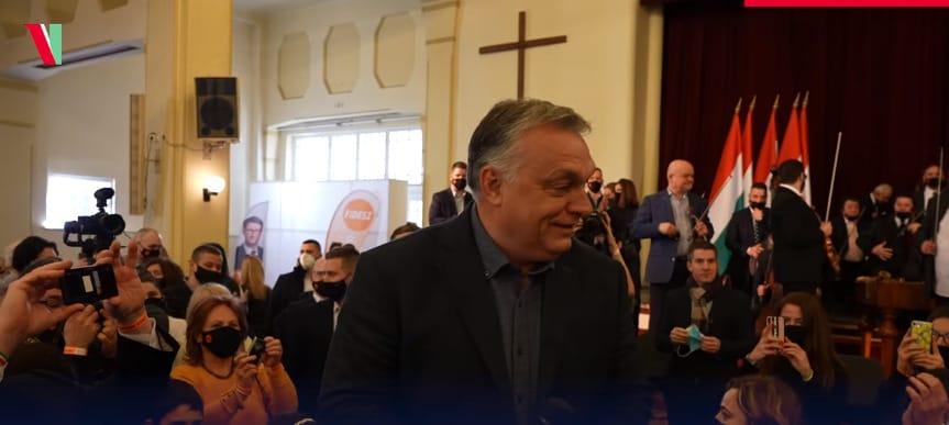 Ugrándozó nyugdíjasok között mondta el Orbán, hogy nem hátra