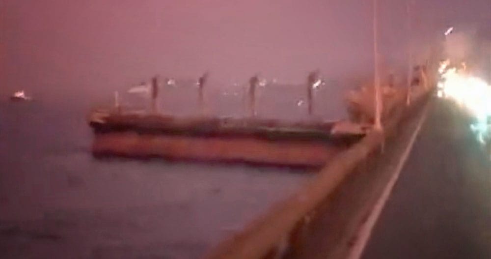 Testközelből érezhette egy autós, ahogy hídnak ütközik egy teherhajó Brazíliában – videó