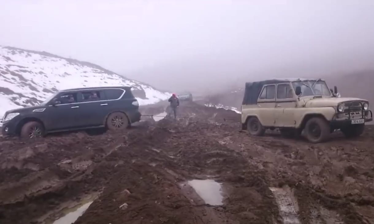 A nap videója: így ment ki egy ősrégi UAZ a sárból egy új Nissan Patrolt