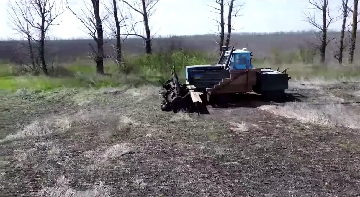 Egy agyafúrt ukrán gazda megunta, hogy még nem vethet, egy páncélozott traktort épített, azzal aknamentesíti a földjét – videó