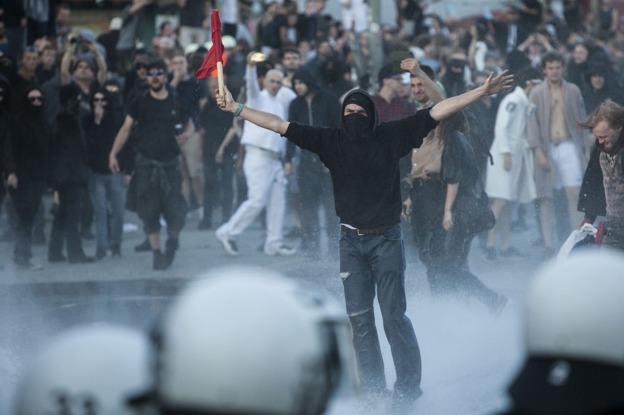 G20: Egész nap állt a bál Hamburgban, 160 rendőr sérült meg