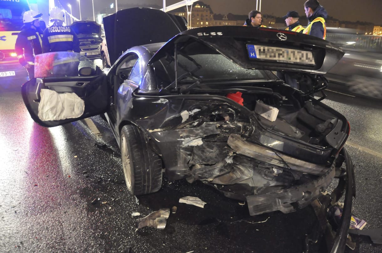 Itt vannak a képek az Erzsébet hídi tömegbalesetről