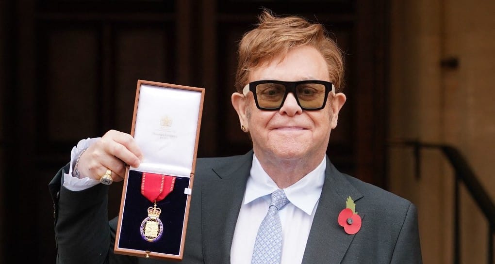 Bottal jelent meg lovaggá avatásán Elton John