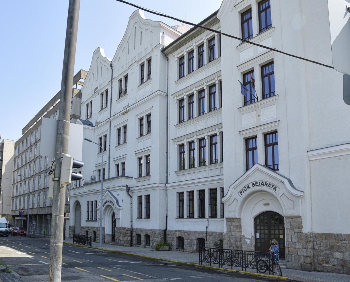 Felháborodtak a szülők, mert az utolsó pillanatban vágott ki részeket egy iskola 56-os műsorából az igazgató