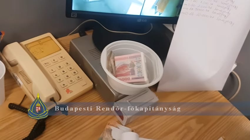 Bolgár csaló vert át fehérorosz rubellel egy svájci nőt Budapesten, elkapták – videó