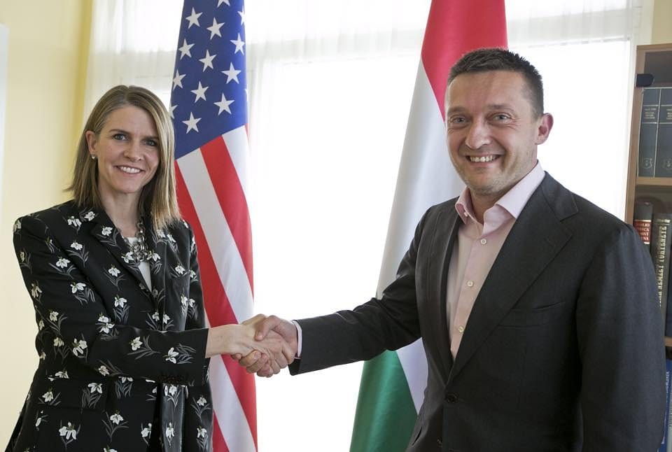 Fotó: Rogán jól megszorongatta az amerikai nagykövet kezét