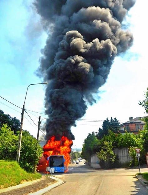 Nagy lánggal és füsttel égett Óbudán egy busz