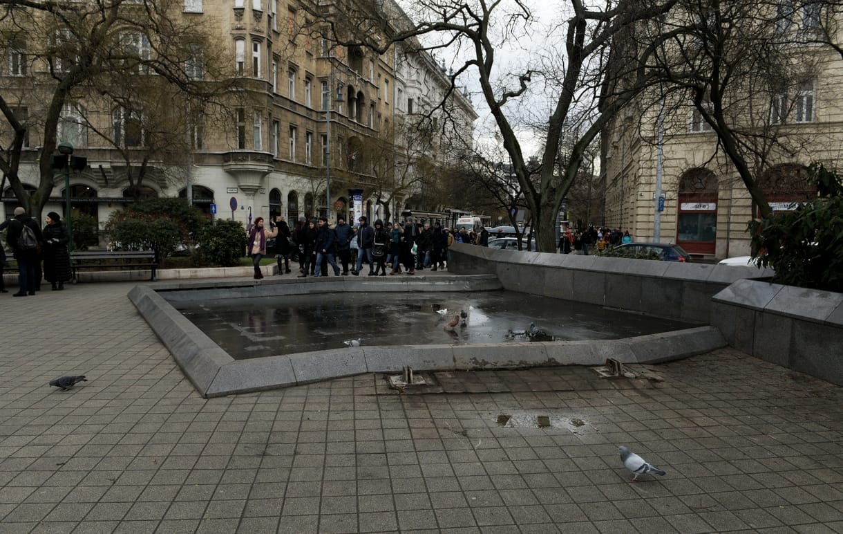 A Kossuth téri tüntetésekkel magyarázzák a Nagy Imre-szobor hirtelen elbontását