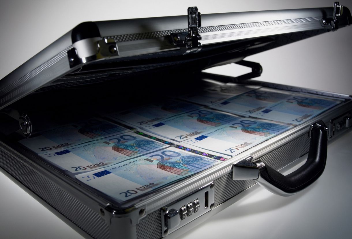 Lopott táskájánál fogva húzta az idős férfit a földön egy salgótarjáni rabló, 1500 forint készpénzt zsákmányolt