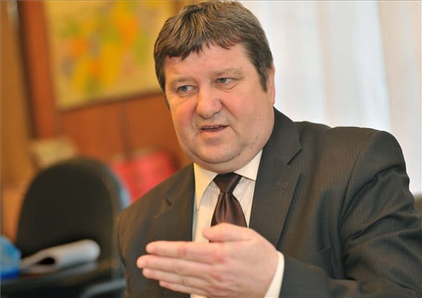 Megkötné az önkormányzatok kezét a kormány