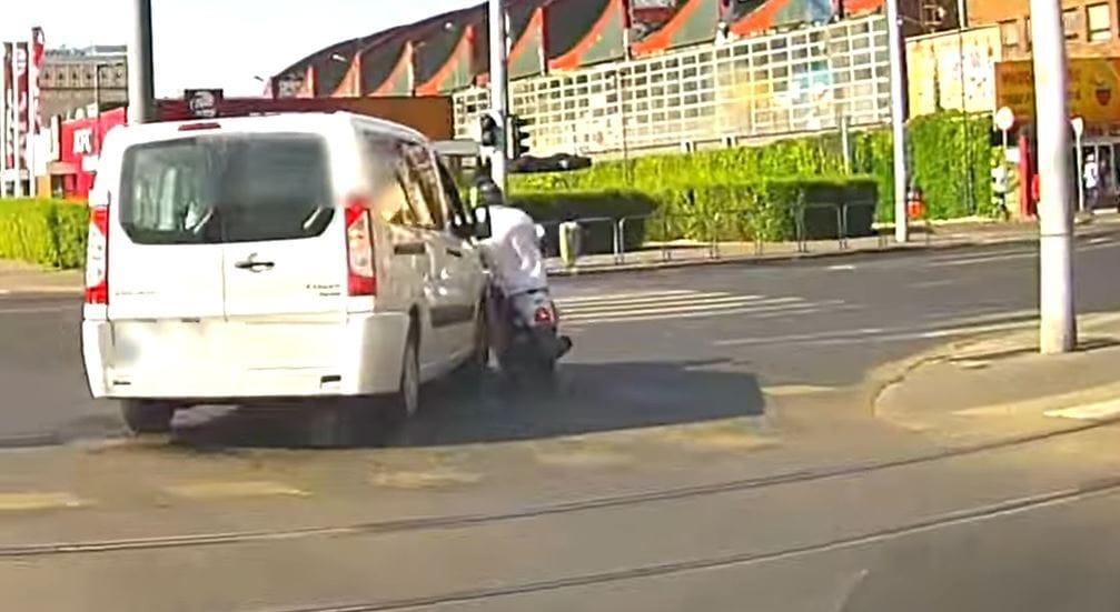 Hatalmasat esett a robogós, miután elé fordult a furgon a kereszteződésben – videó