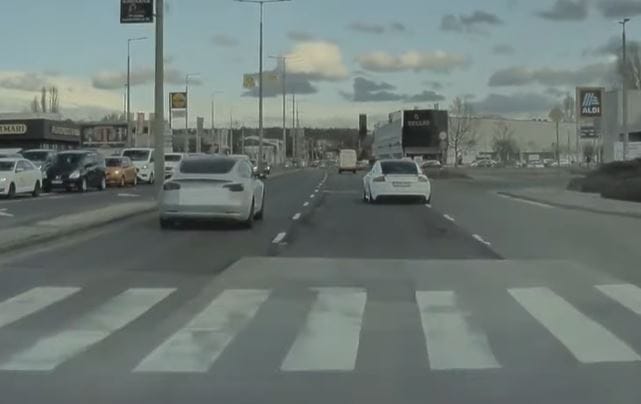 Egy Audi és Tesla párviadalából lett oszlopdöntés a Szentendrei úton – videó