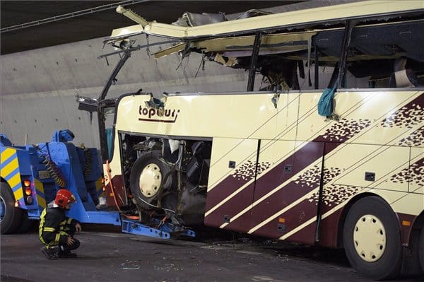 Huszonkét gyerek halt meg egy svájci buszbalesetben