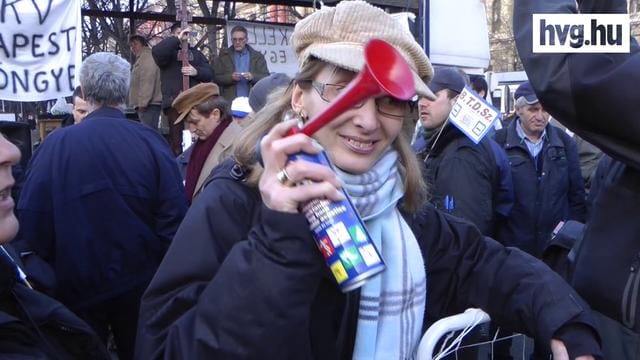 „Ez nem tüntetés!” - magukat is kritizálták a BKV-sok a Kossuth téren - videó