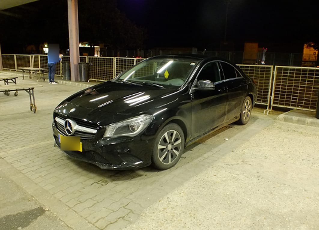 Nem jutott át a határon ez a lopott, fekete Mercedes
