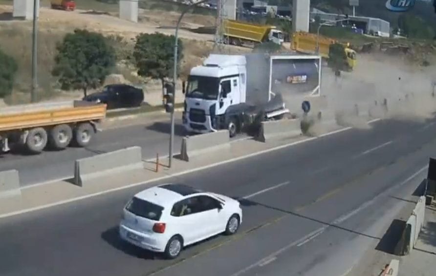 Videó: Így trancsíroz szét egy teherautó egy személykocsit