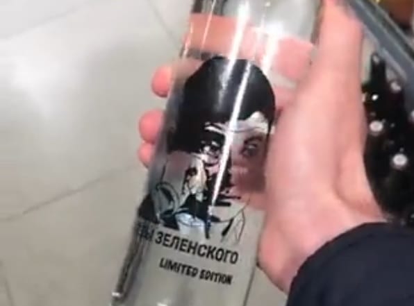 „Zelenszkij könnyei” néven dobtak piacra újfajta vodkát Oroszországban