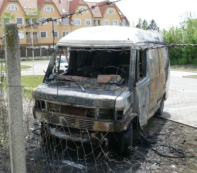Fotók: teljesen kiégett egy Mercedes Kisvárdán