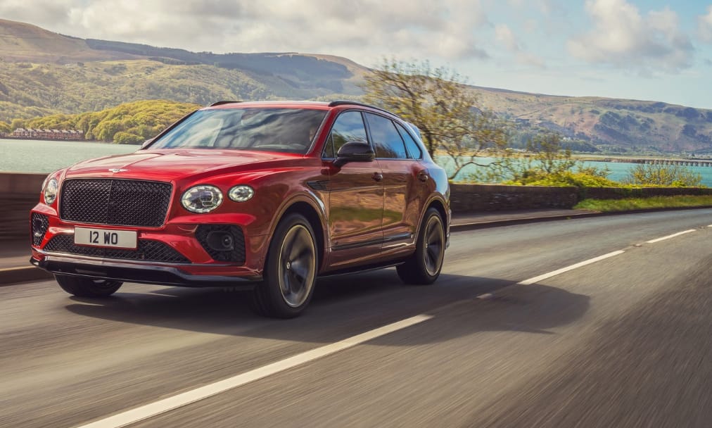 Így száguld autópályán a Bentley hatalmas sportterepjárója – videó