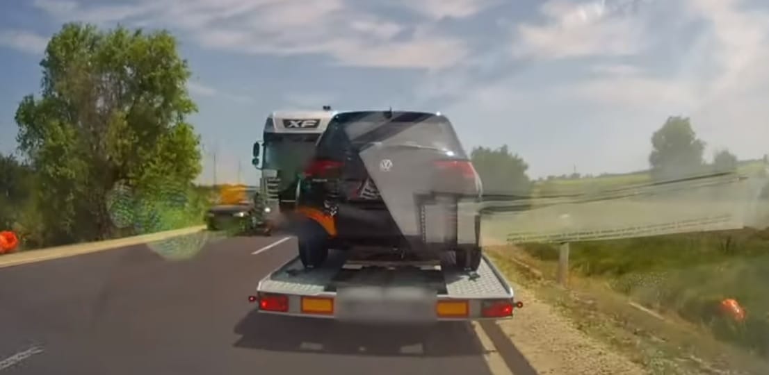 Hajszálon múlt, hogy egy kamionos mindenkit letaroljon a 4-es úton – videó