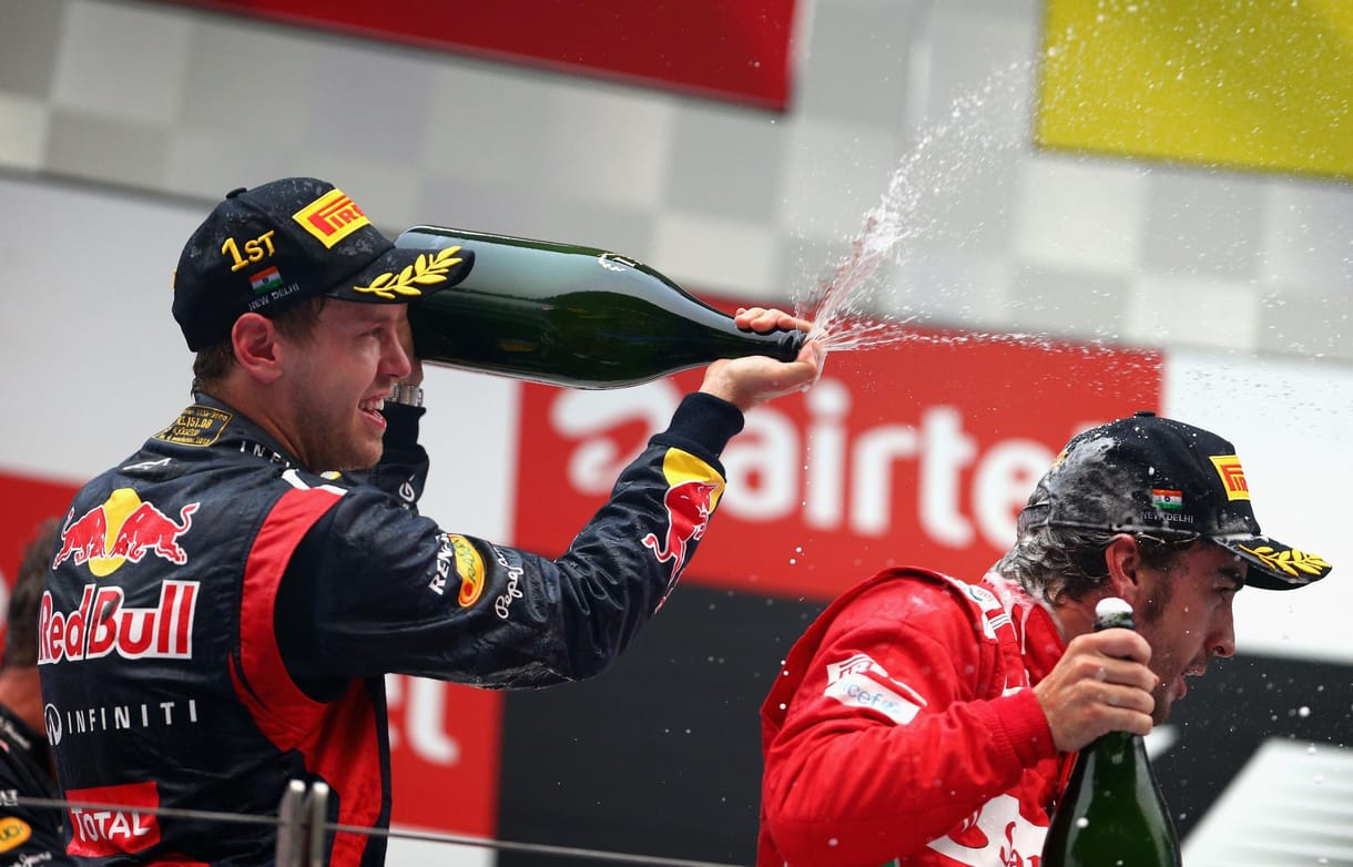 Vettel a címvédés, Alonso a hőssé válás felé lépett Indiában
