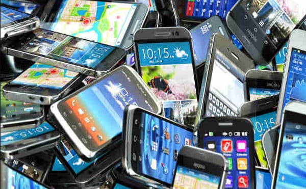 Tíz percet is alig bírnak ki mobiltelefonjuk nélkül a britek