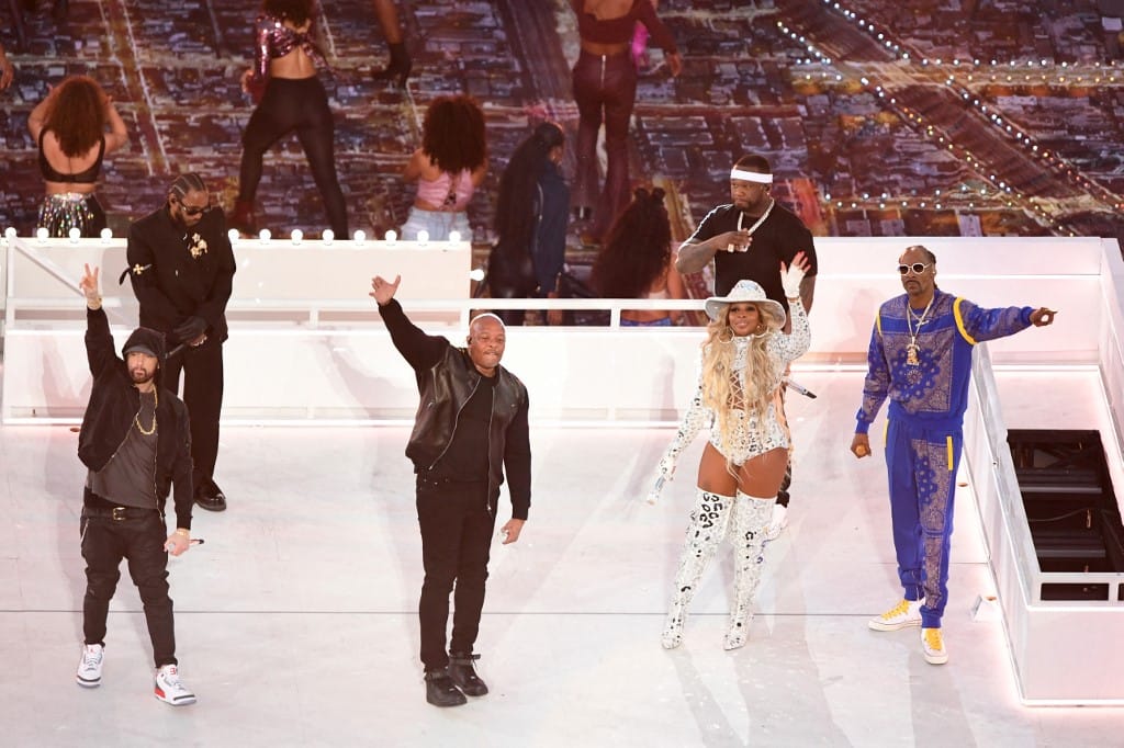 Ezredfordulós nosztalgiavonat volt a Super Bowl félidős show-ja: Snoop Dogg, Eminem, Mary J. Blige parádéztak