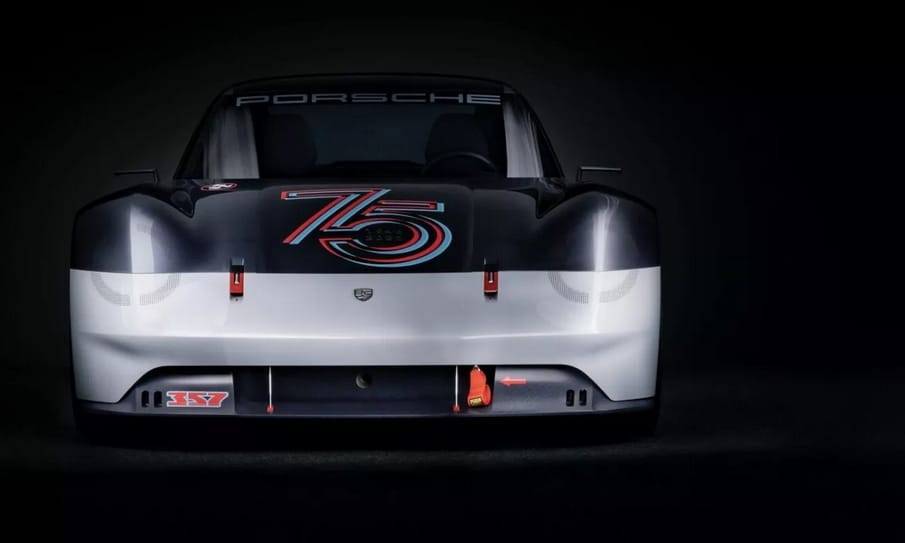 500 lóerős szívómotor a szíve az első Porsche 75. születésnapjára érkezett újdonságnak