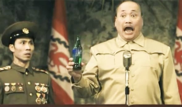 Kim Dzsongil bolondult az amerikai üdítőért (videó)