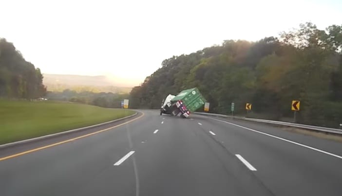 Ez a vége, ha egy kamion (túl) nagy sebességgel vesz be egy kanyart – videó