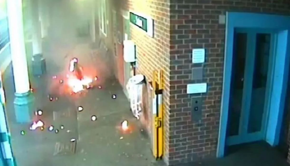 Látványos robbanásokkal semmisült meg egy elektromos kerékpár Londonban