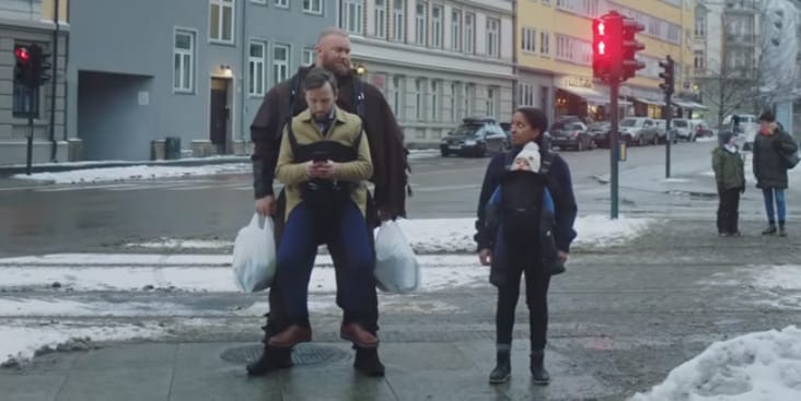 Ilyen, amikor a Trónok harca sztárja babahordozóban cipeli az embereket