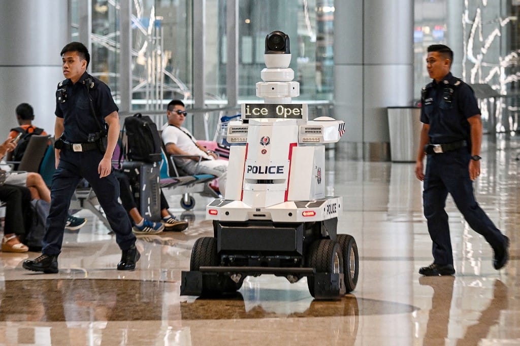 Kétméteres robotrendőrök felügyelik a szingapúri repteret – videó
