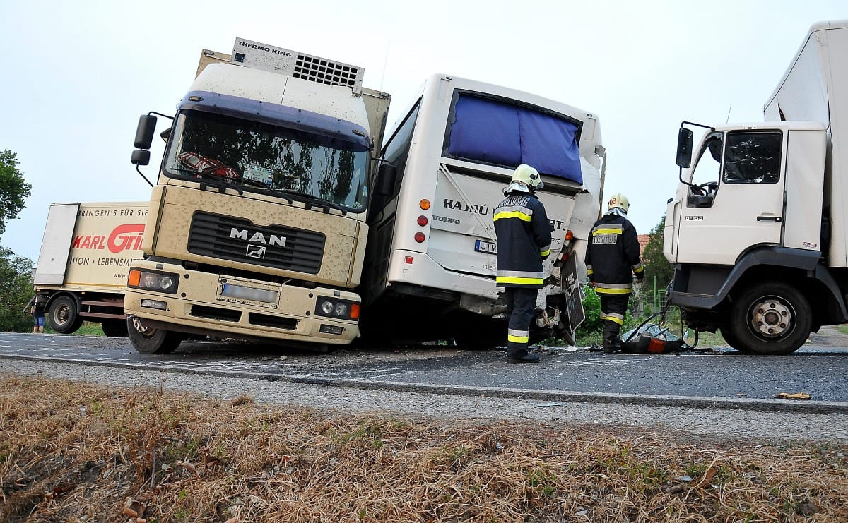 Az előzési tilalom óta negyedével csökkent a kamionbalesetek száma