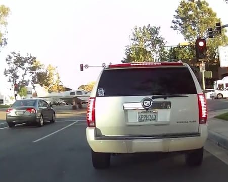 Állsz a pirosnál a kocsival, erre leszáll egy repülő balról – videó